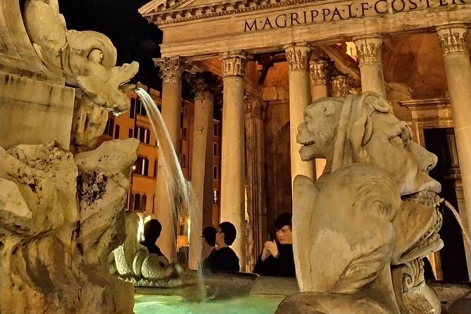 Walk the magic of Rome at night - Stop 2: Piazza Venezia and a Quick Context Break